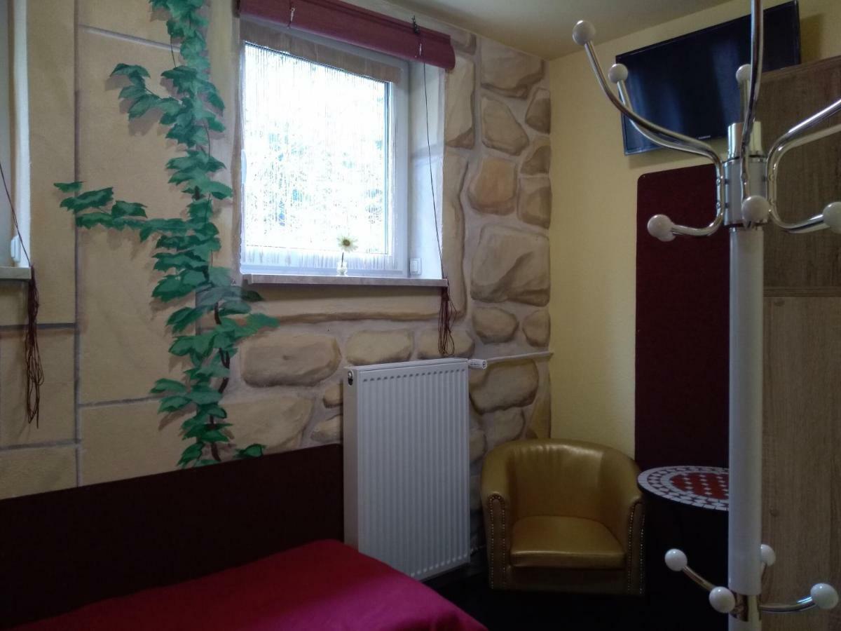 Single Room Shared Shower Toilet,880671905:JPEG